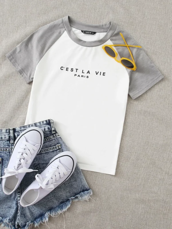 Camiseta de manga raglán en contraste con estampado de slogan