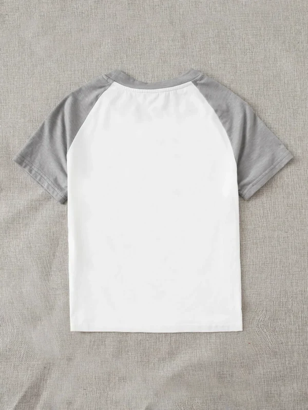 Camiseta de manga raglán en contraste con estampado de slogan - Imagen 3