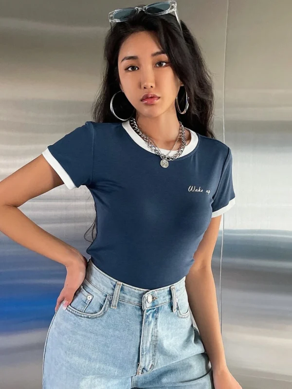 Camiseta con estampado de letra de cuello en contraste
