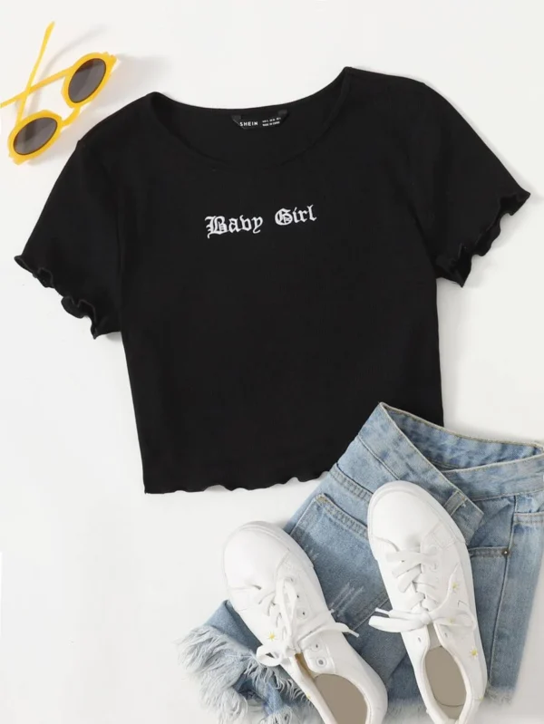 Camiseta ribete en forma de lechuga con bordado de letra