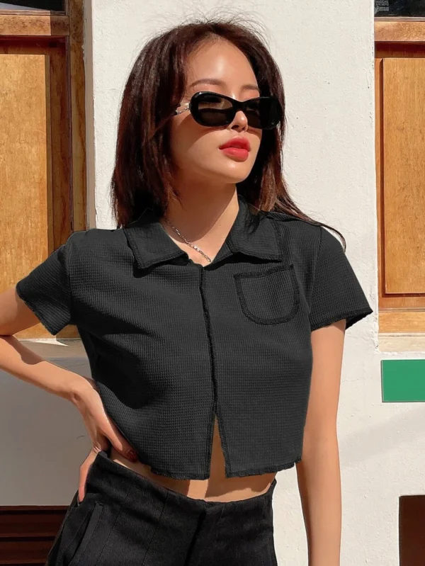 Camiseta corta con puntada bajo con abertura
