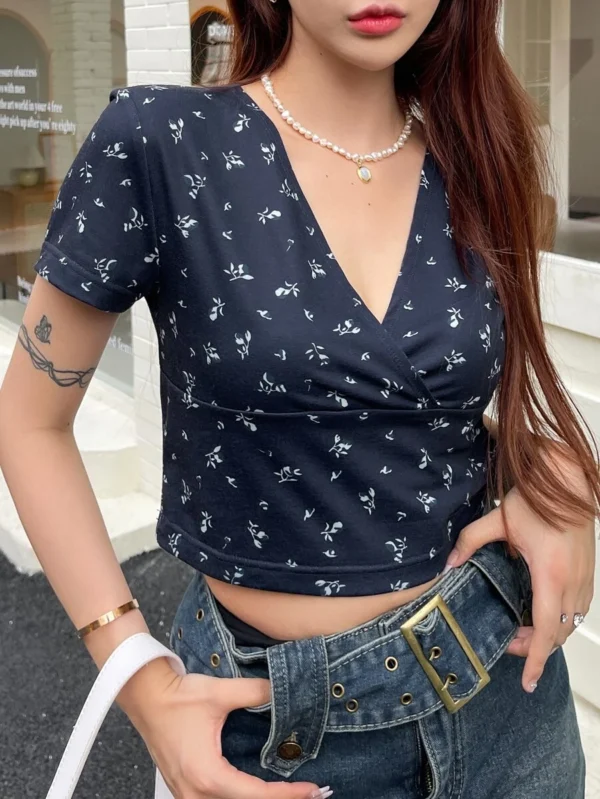 Camiseta corta con estampado floral de cuello cruzado