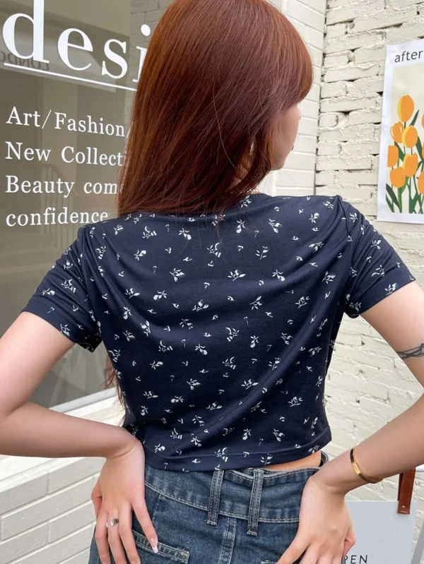 Camiseta corta con estampado floral de cuello cruzado - Imagen 2