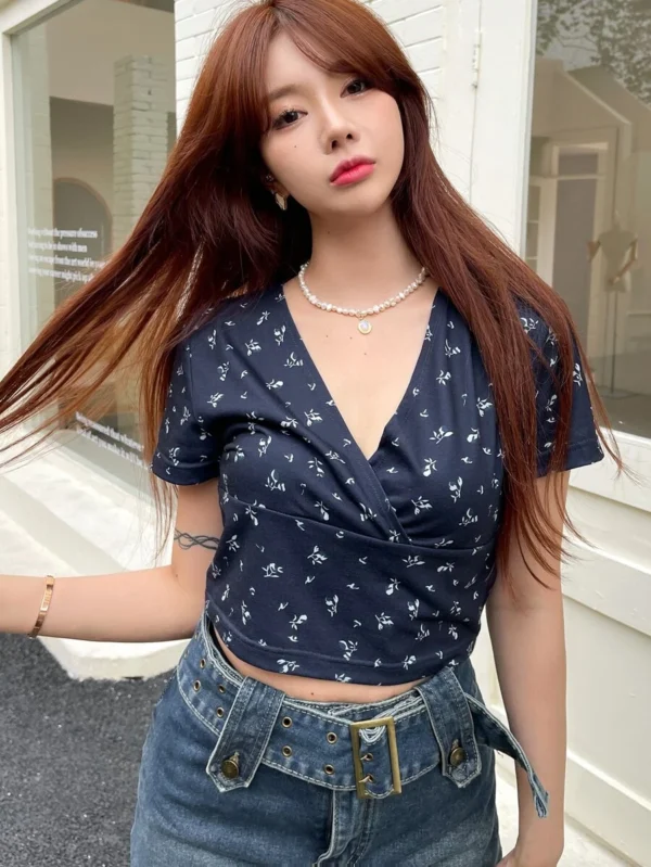 Camiseta corta con estampado floral de cuello cruzado - Imagen 3