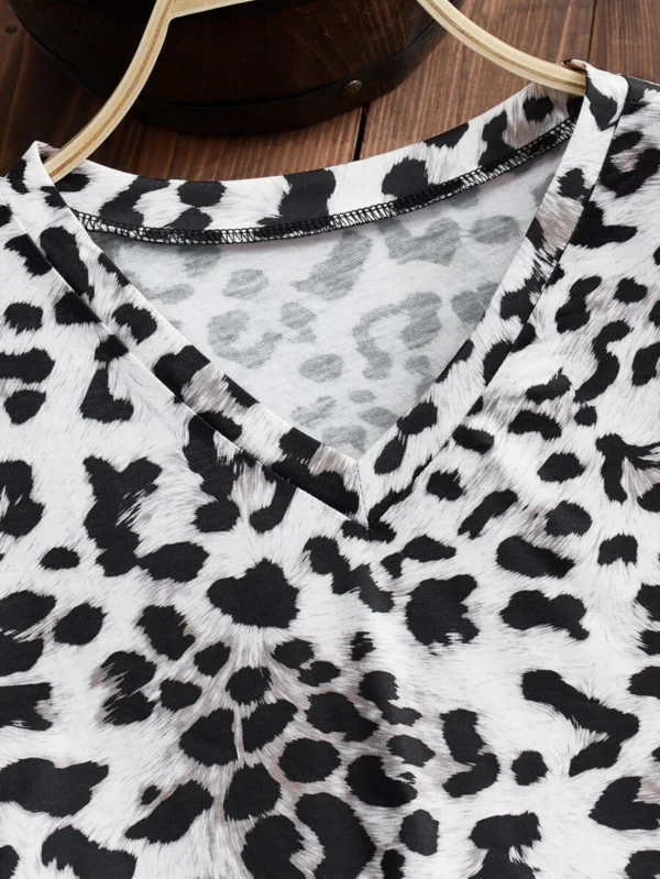 Camiseta con estampado de leopardo bajo irregular - Imagen 4