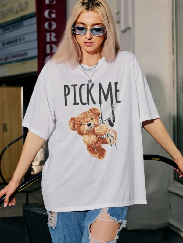 Camiseta de hombros caídos con estampado de oso y slogan
