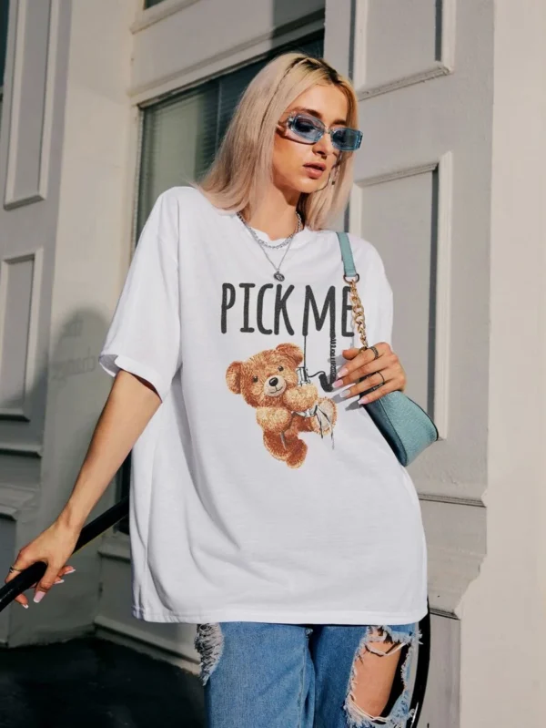 Camiseta de hombros caídos con estampado de oso y slogan - Imagen 4