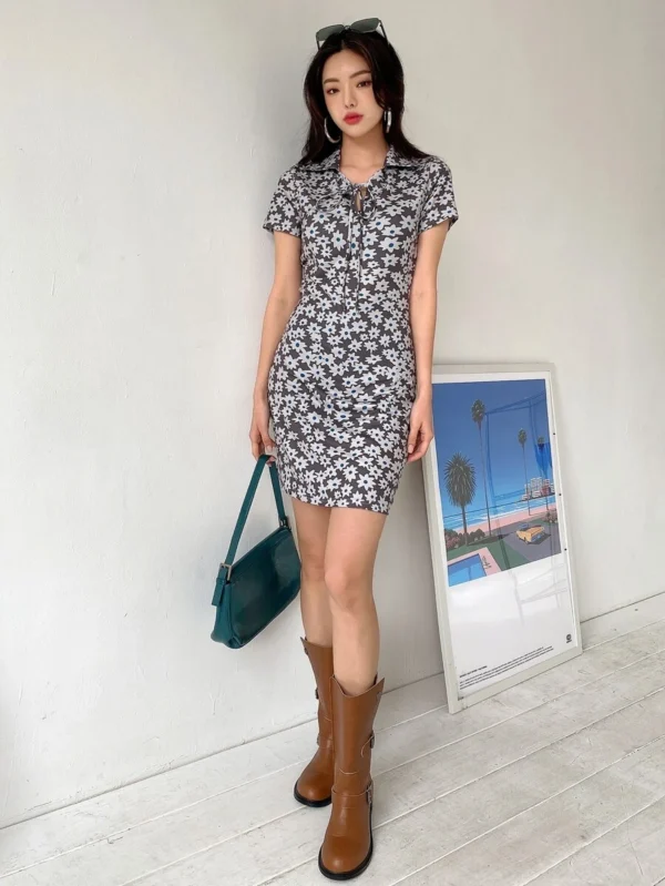 Vestido con estampado floral con cordón delantero