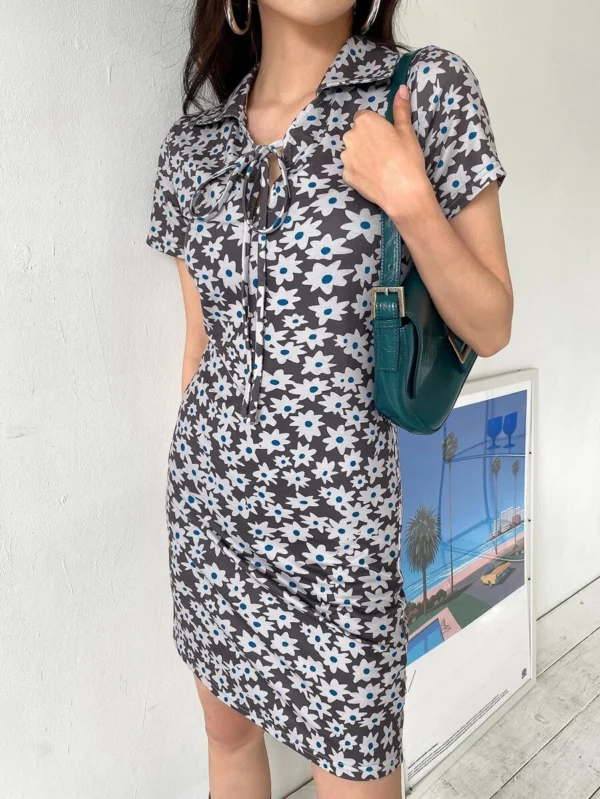 Vestido con estampado floral con cordón delantero - Imagen 3