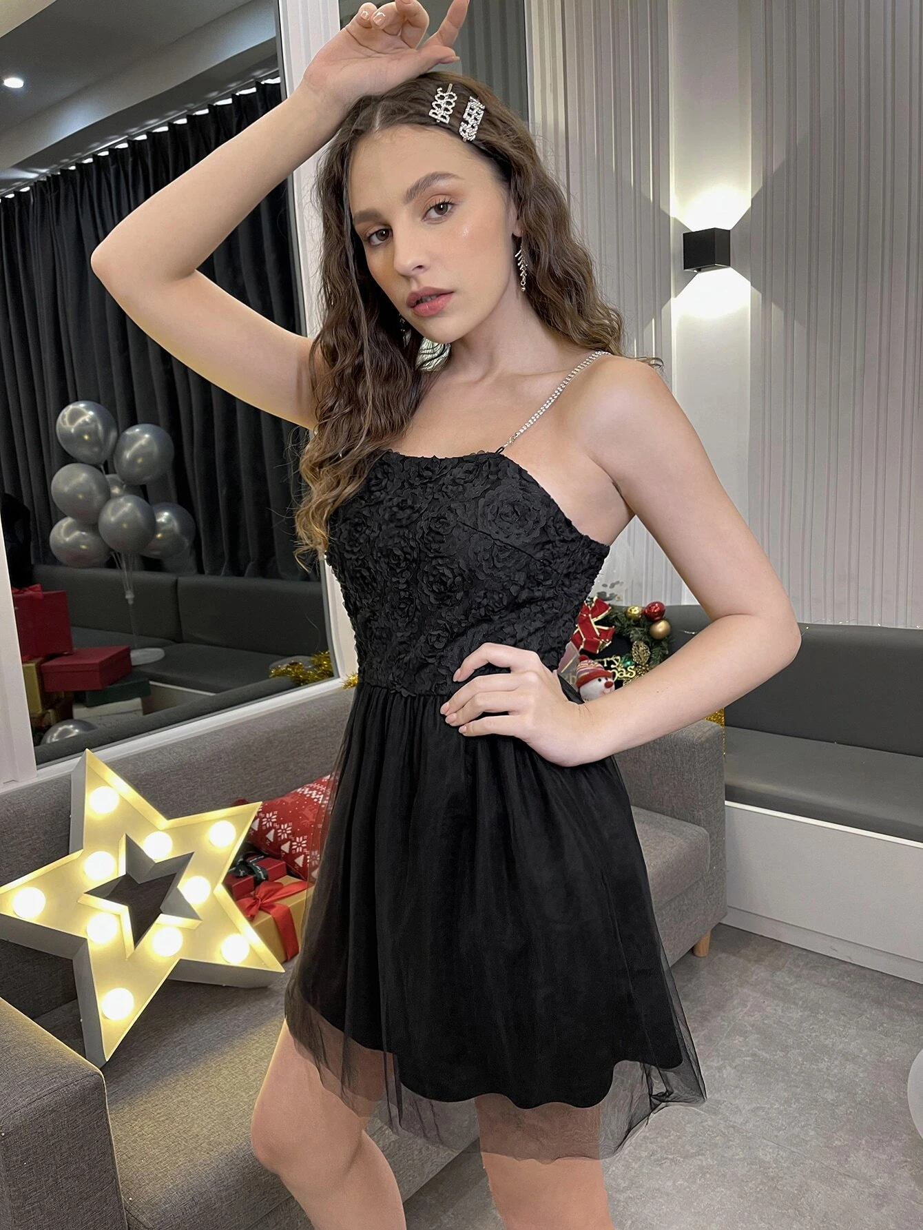 Vestido de tirantes con diseño aplique de malla en contraste - Imagen 4