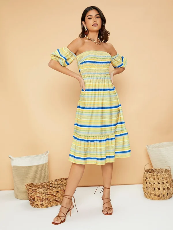 Vestido de rayas de colores de hombros descubiertos con fruncido bajo con fruncido