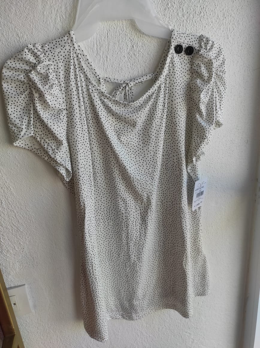 Blusa blanca con puntos