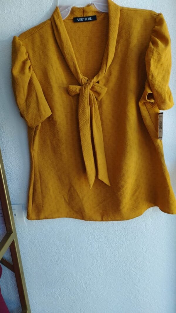 Blusa color mostaza con listón