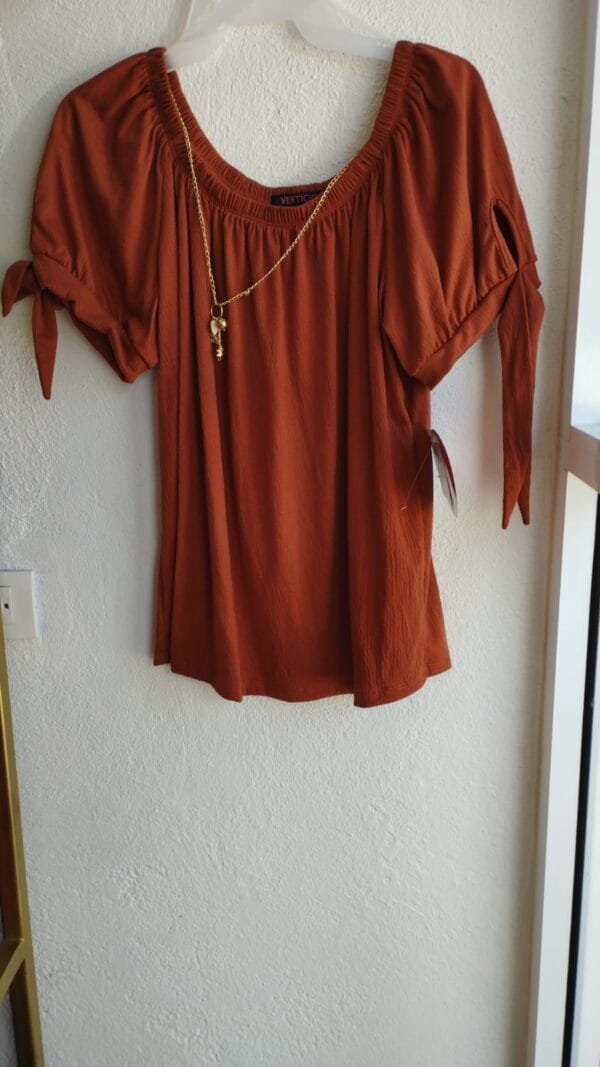 Blusa naranja oscuro con cadena