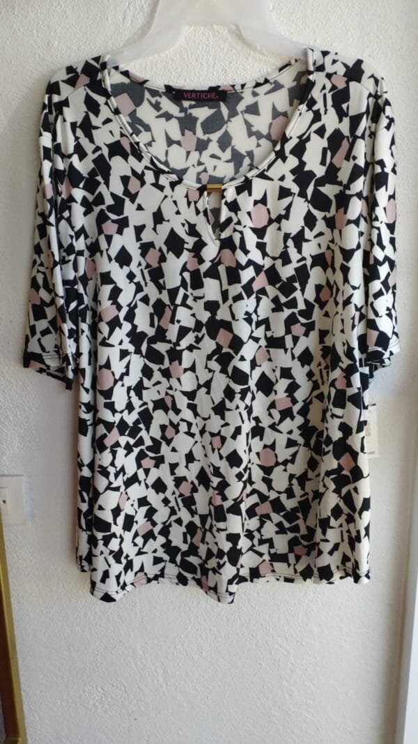 Blusa negra con estampado de hueso