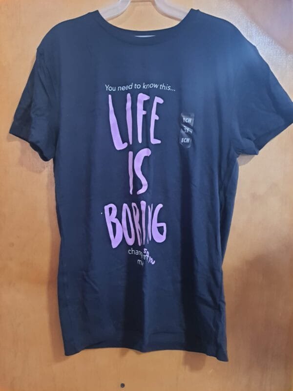 Playera negra estampado LIFE IS BORING
