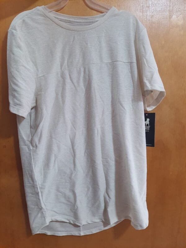 Playera crema con rayas