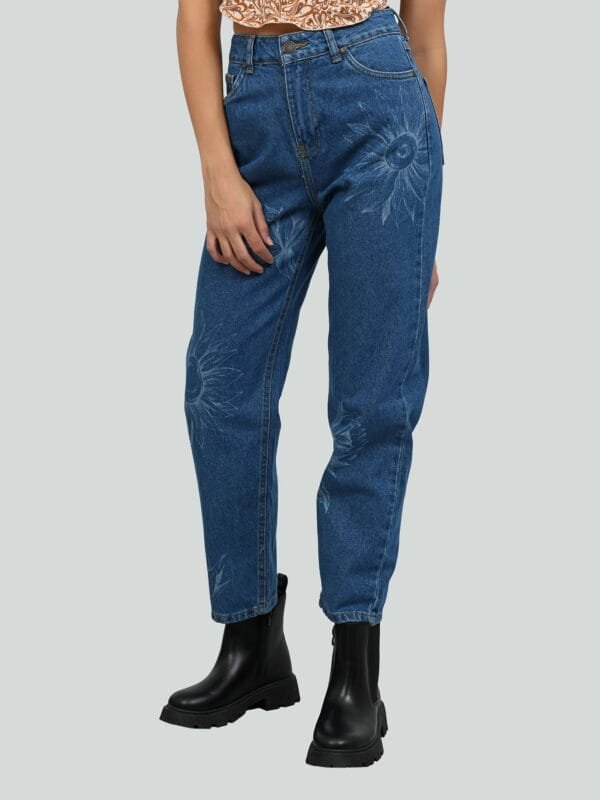 Jeans Mom Fit Estampado Flores en Láser CCP - Imagen 4