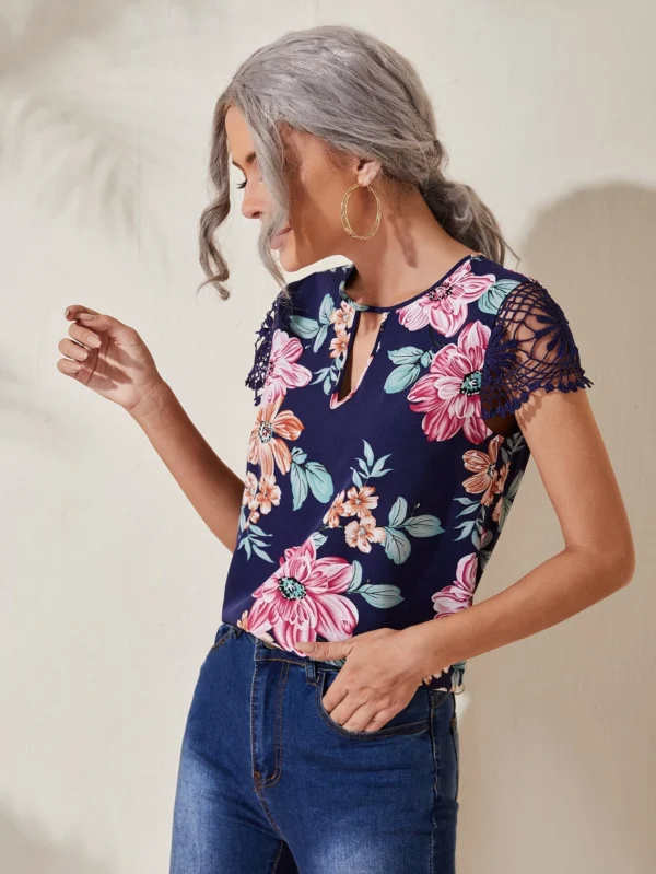 Top de cuello con abertura de ojo floral - Imagen 4