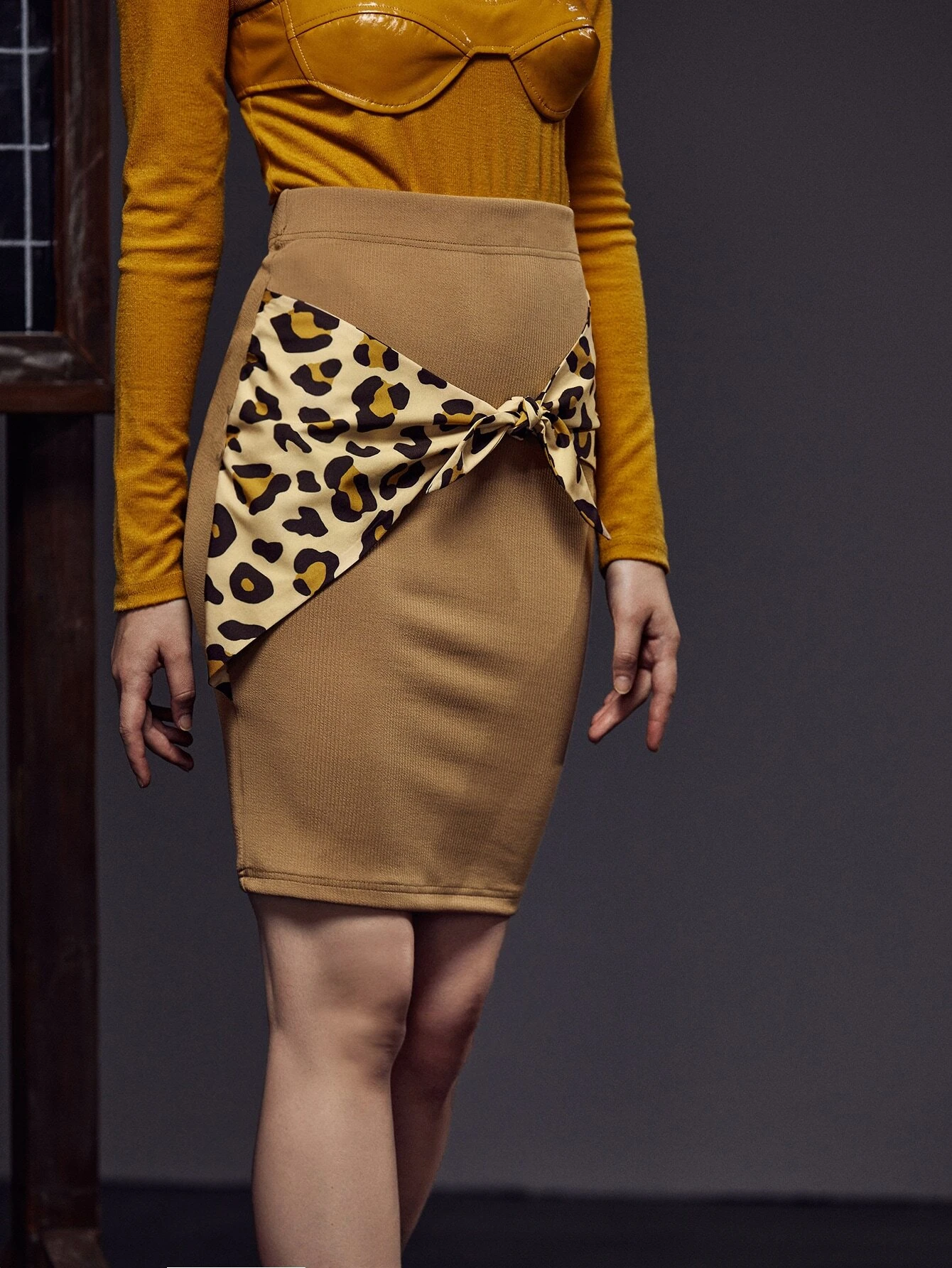 Falda de talle alto de leopardo con nudo delantero - Imagen 3