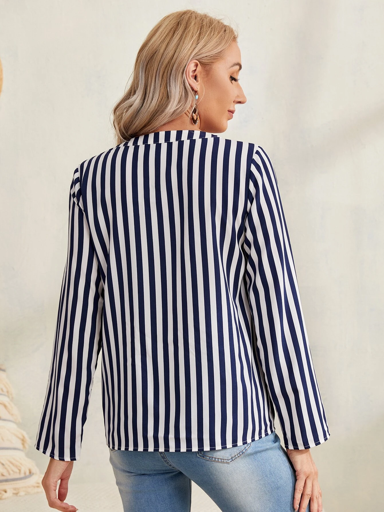 Top de cuello notch con estampado de rayas de manga enrollada con botón - Imagen 5