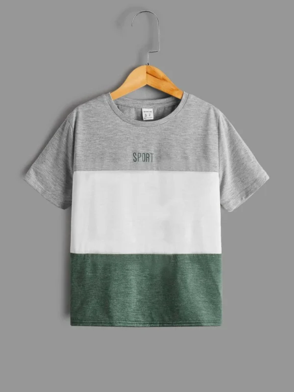 Camiseta con estampado de letra de color combinado