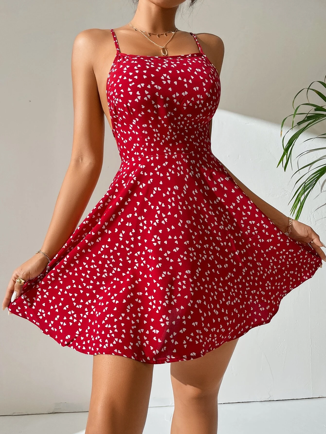 Vestido de tirantes con estampado de corazón de confeti con tira cruzada de espalda abierta con cordón - Imagen 4