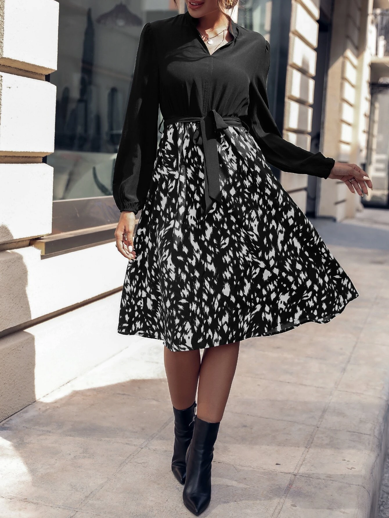 Vestido con cinturón con estampado de lunares de manga farol - Imagen 5