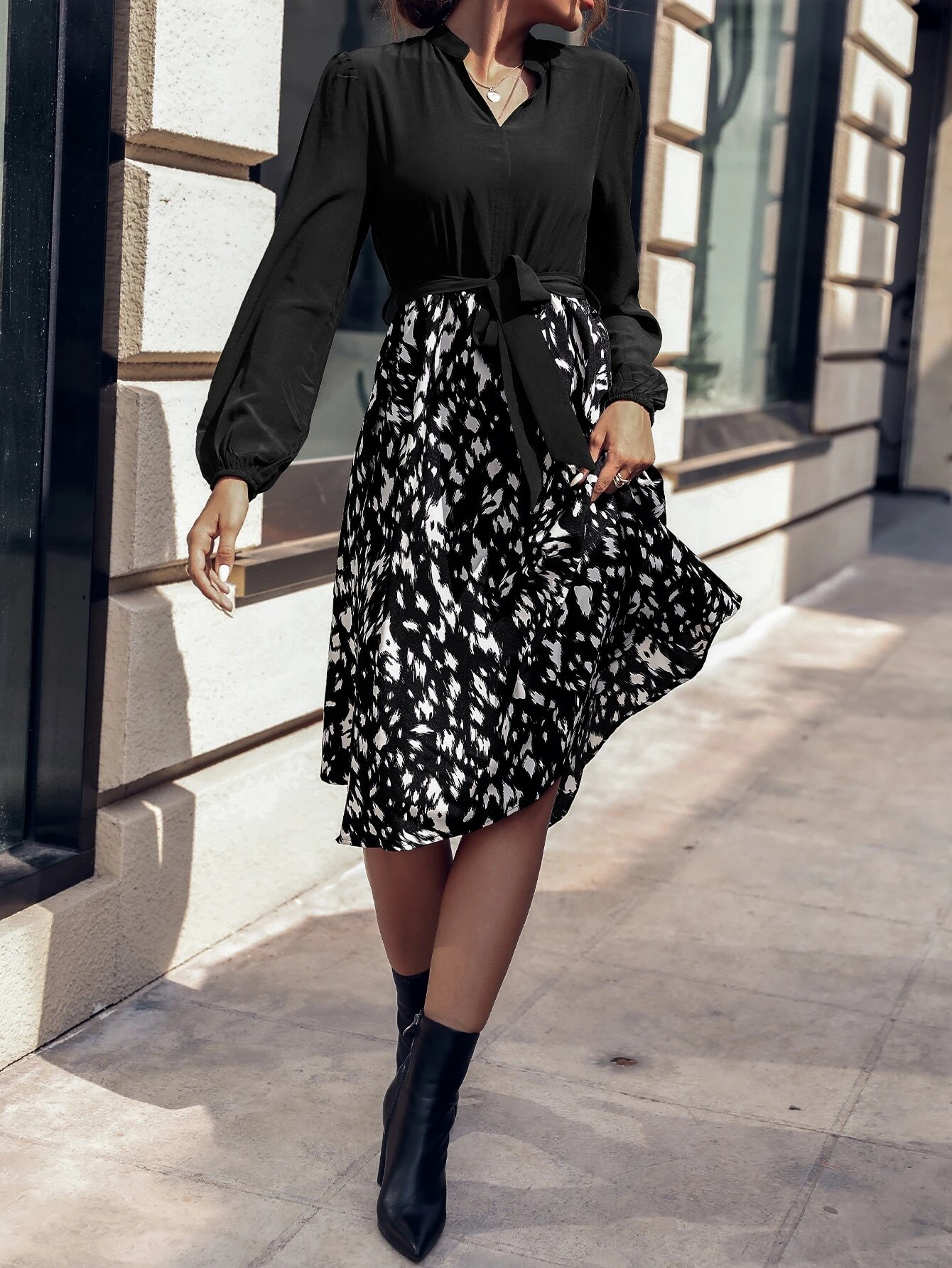 Vestido con cinturón con estampado de lunares de manga farol - Imagen 4