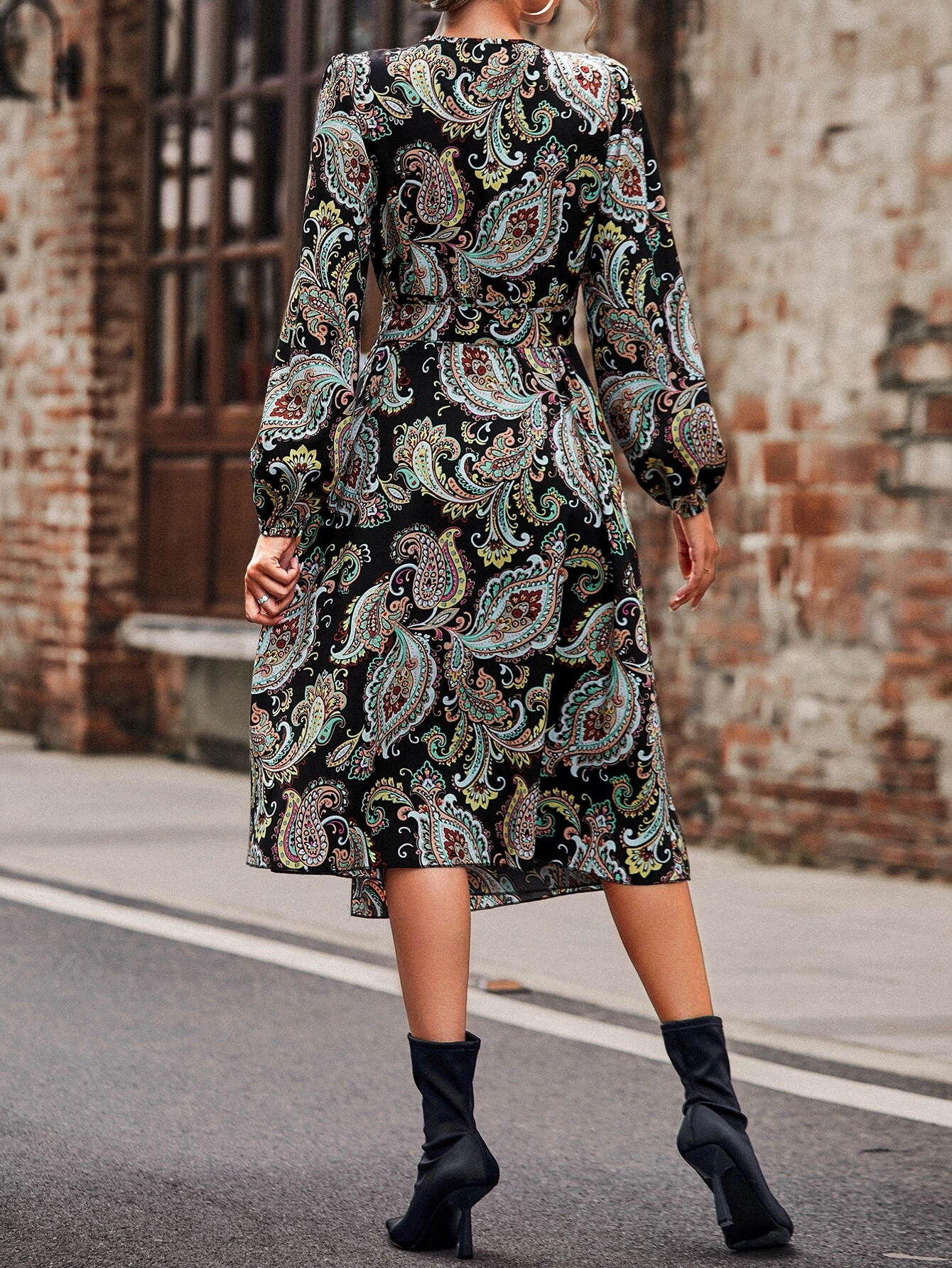 Vestido con cinturón con estampado de paisley de cuello cruzado - Imagen 6