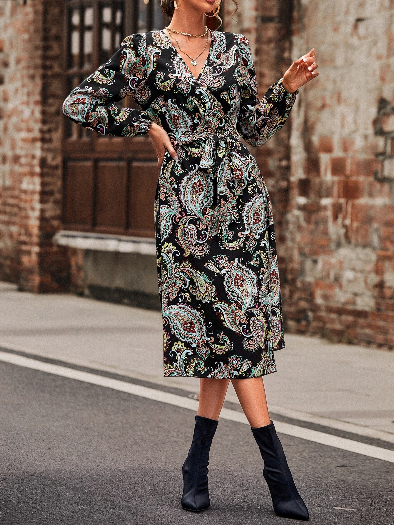 Vestido con cinturón con estampado de paisley de cuello cruzado - Imagen 4