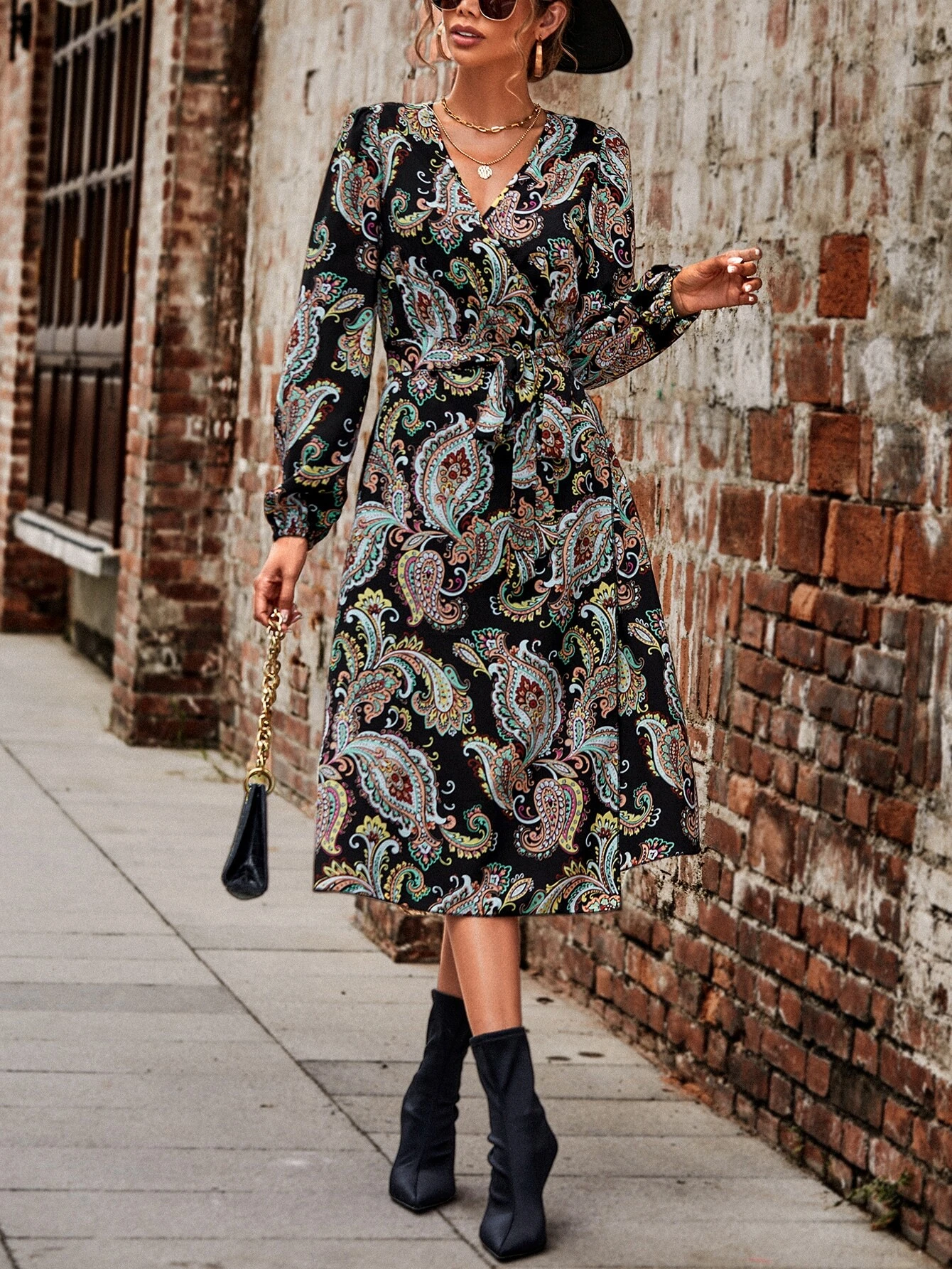 Vestido con cinturón con estampado de paisley de cuello cruzado - Imagen 2