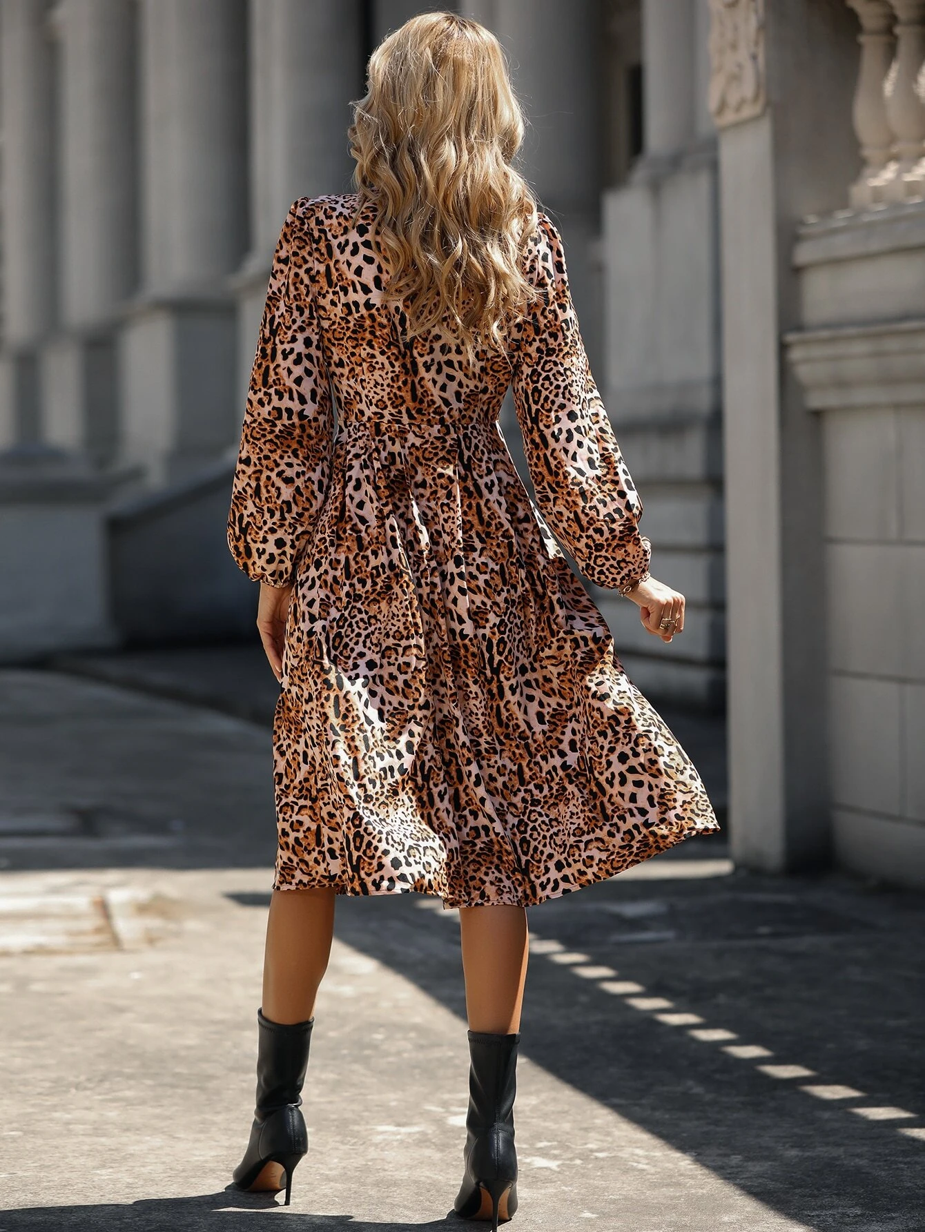 Vestido con estampado de leopardo de manga farol - Imagen 3