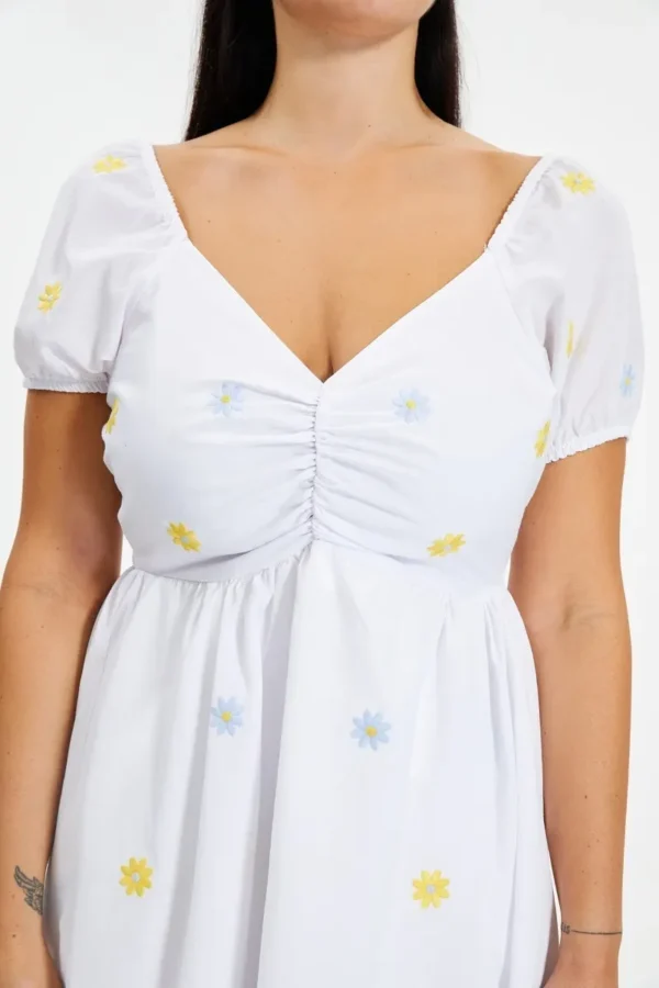 Vestido Bordado Blanco Con Cuello Cuadrado - Imagen 5