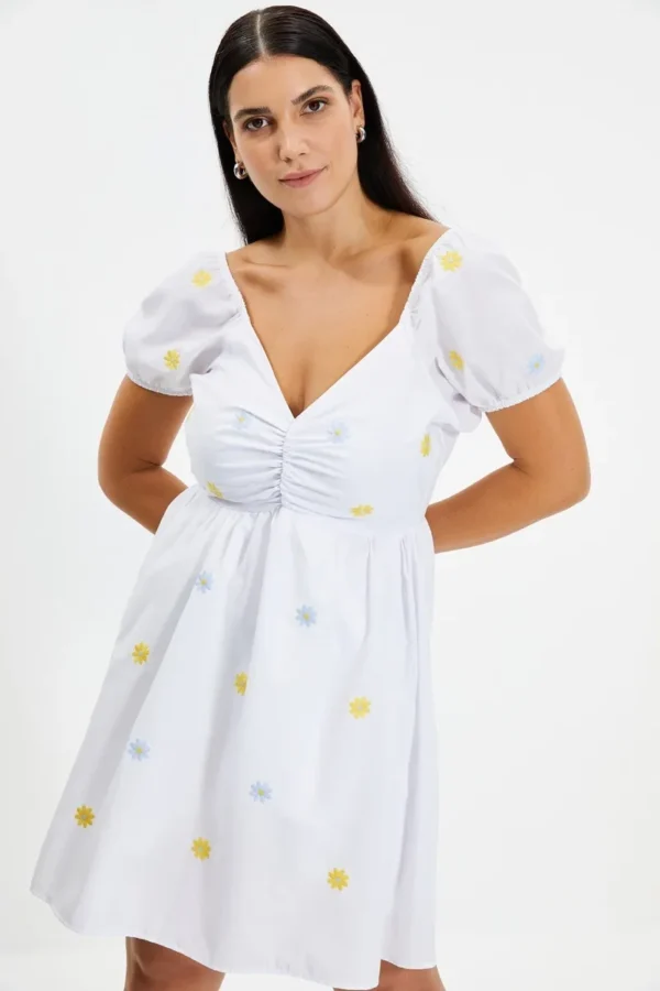 Vestido Bordado Blanco Con Cuello Cuadrado - Imagen 3