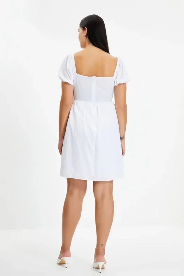 Vestido Bordado Blanco Con Cuello Cuadrado - Imagen 2
