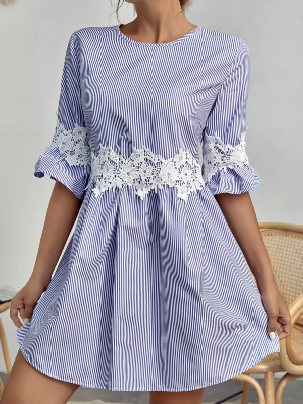 Vestido de rayas con encaje en contraste de manga con volante