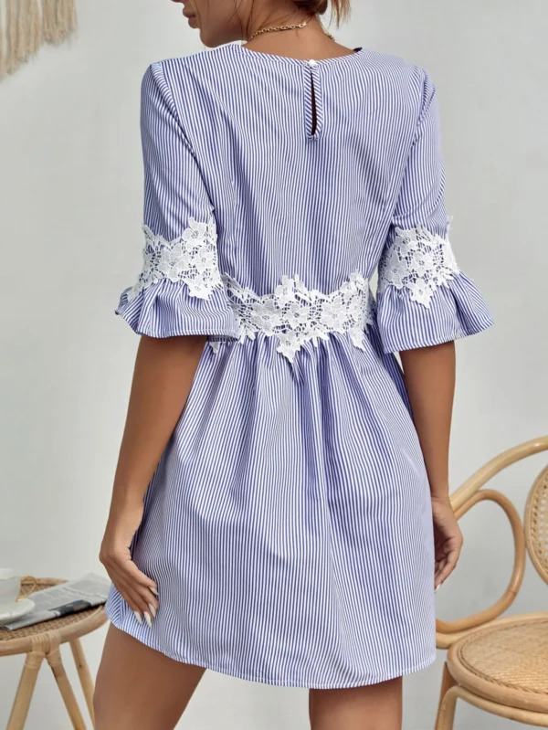 Vestido de rayas con encaje en contraste de manga con volante - Imagen 4