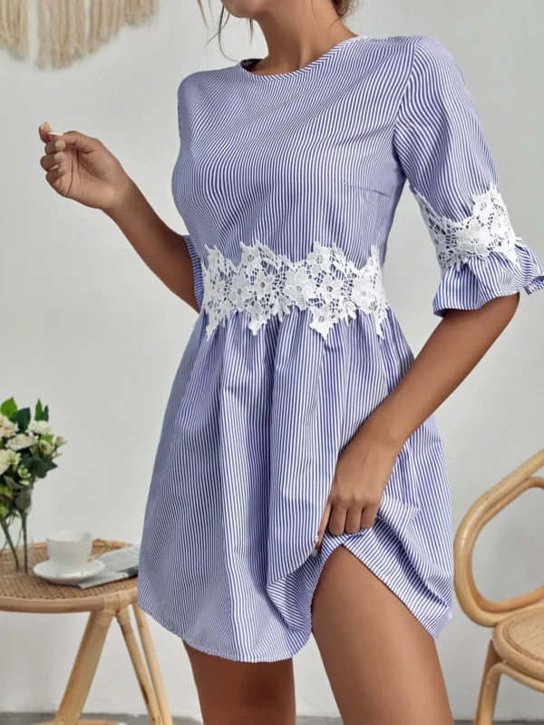 Vestido de rayas con encaje en contraste de manga con volante - Imagen 3