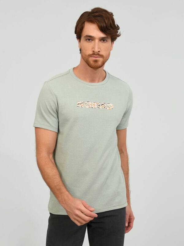 Playera con Tela en Relieve