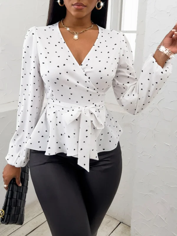 Blusa al azar con estampado de corazón de cuello cruzado con cinturón