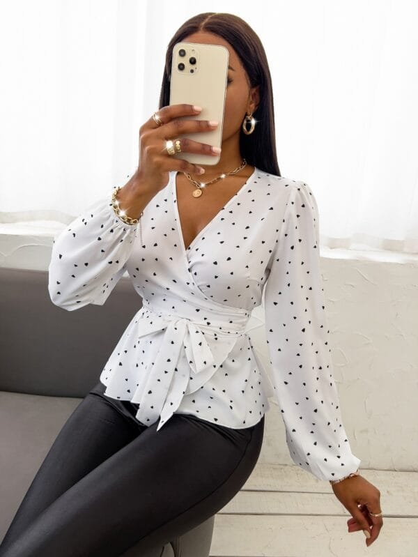 Blusa al azar con estampado de corazón de cuello cruzado con cinturón - Imagen 5