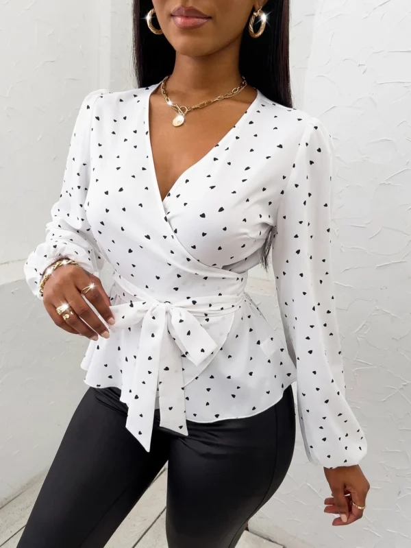 Blusa al azar con estampado de corazón de cuello cruzado con cinturón - Imagen 4
