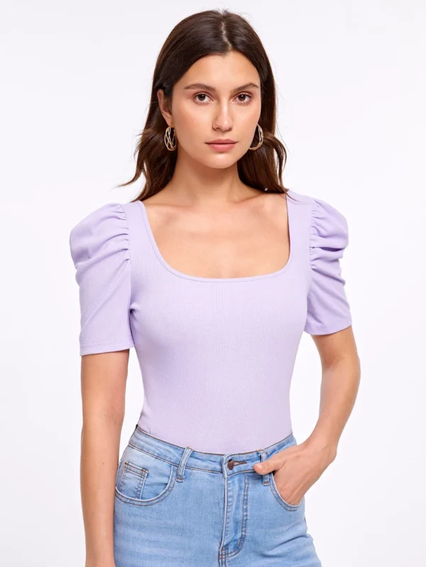 Top tejido de canalé de manga farol de cuello redondo
