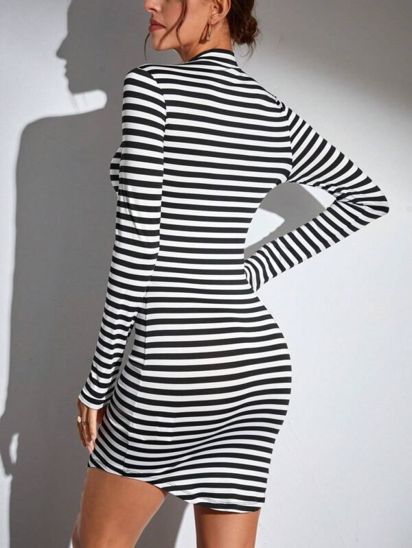 Vestido ajustado con estampado de rayas de cuello alto - Imagen 2