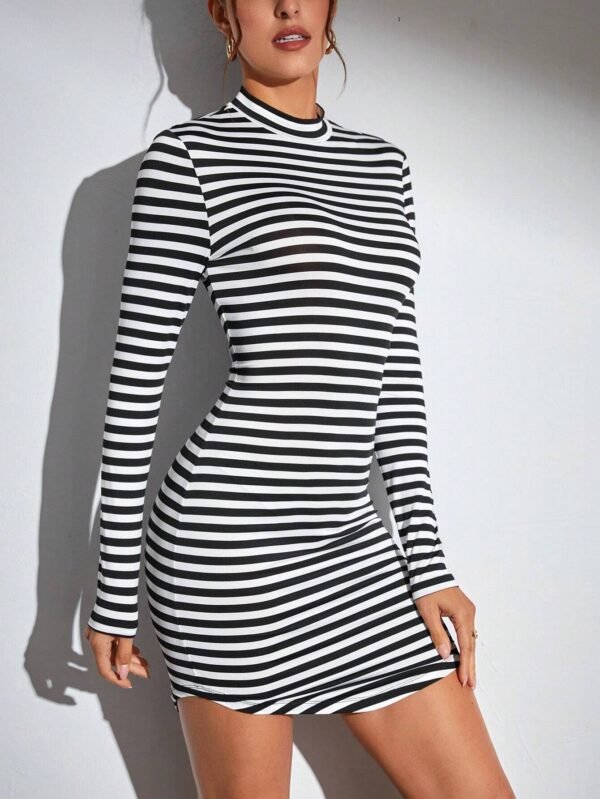 Vestido ajustado con estampado de rayas de cuello alto - Imagen 5