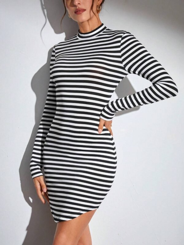 Vestido ajustado con estampado de rayas de cuello alto - Imagen 4