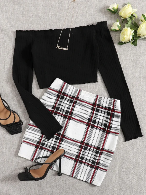 Conjunto camiseta de borde en forma de lechuga de hombros descubiertos con falda