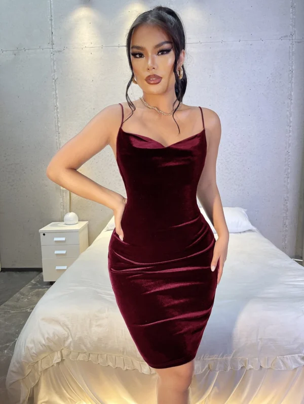 Vestido ajustado de tirantes de terciopelo
