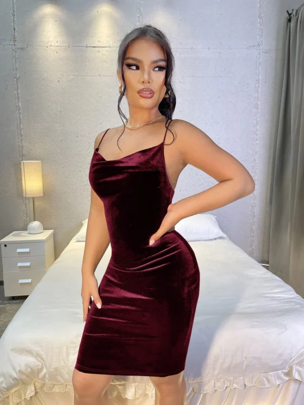 Vestido ajustado de tirantes de terciopelo - Imagen 4